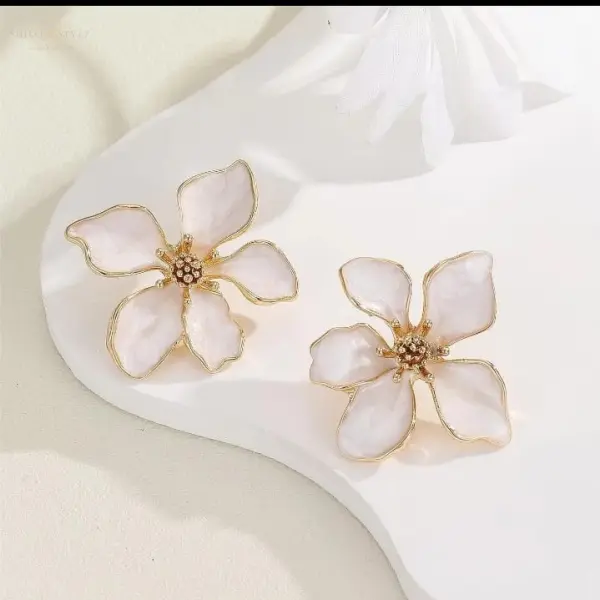 Women’s fashion accessories, trendy earrings for women, stylish bracelets, designer neckpieces, affordable jewelry India, handmade jewelry online, luxury fashion accessories India